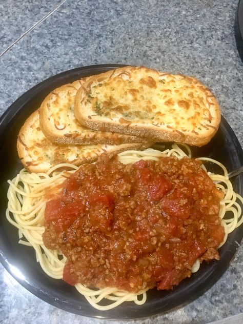 Spaghetti And Garlic Bread, Spaghetti Meat Sauce, Homemade Spaghetti, Spaghetti Bolognese, Spaghetti And Meatballs, Meat Sauce, Random Pictures, Garlic Bread, Garlic