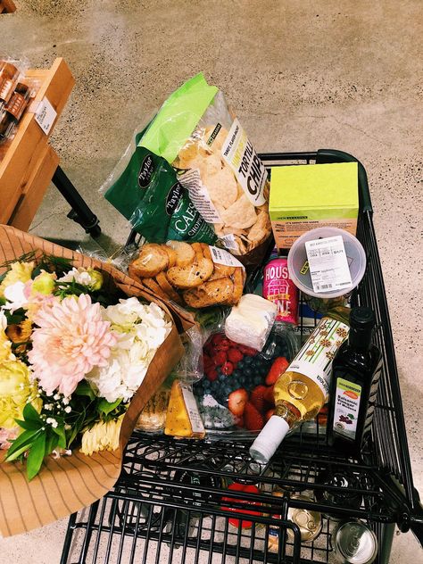 grocery shopping Healthy Grocery Cart Aesthetic, Healthy Grocery Shopping Aesthetic, Grocery Cart Aesthetic, Grocery Shopping Photography, Aesthetic Grocery Shopping, Aesthetic Groceries, Grocery Shopping Outfit, Groceries Aesthetic, Shopping Aesthetics