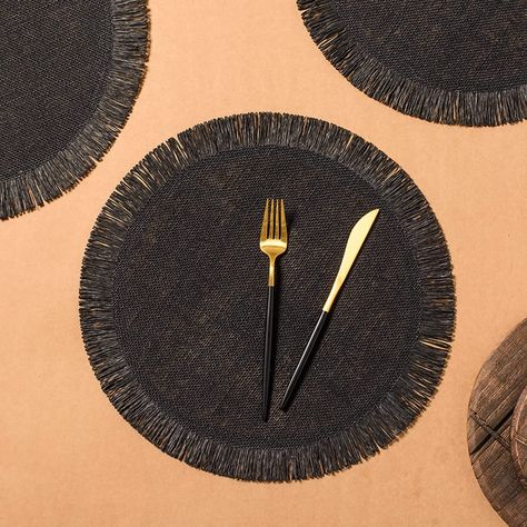 Black Dinner Table Placemats, Placemat Decor Ideas, Round Table Mats Ideas, Round Placemats Table Setting, Table Mats Ideas, Jute Table Mats, Braided Placemats, Black Placemats, Natural Place