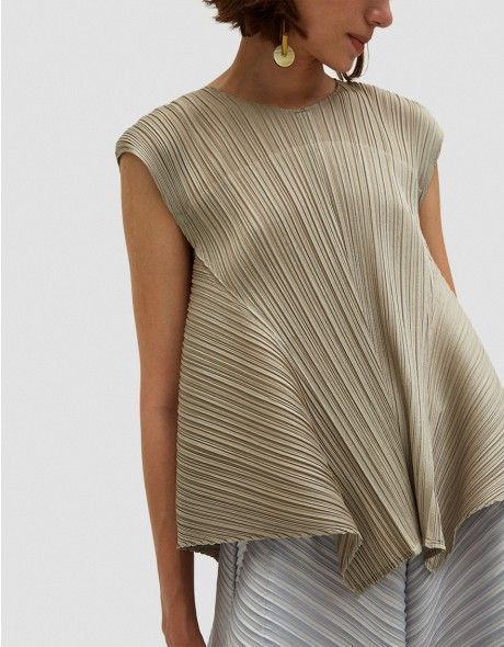 Pleats Fashion, Sweet Image, Issey Miyake Pleats Please, Geometric Fashion, Pleats Please, Moda Chic, Clothing Details, Pleated Fabric, Mode Inspiration