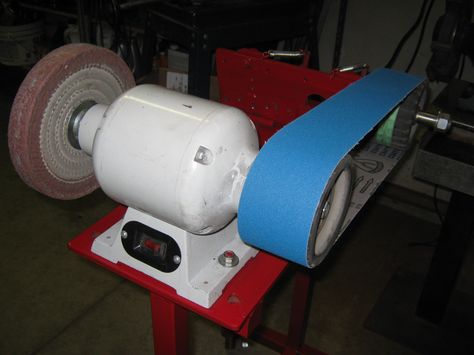 Belt Sander/Buffer by 123pugsy -- Homemade belt sander and bugger constructed from scrap steel, trailer rollers, bearings, and a bench grinder. http://www.homemadetools.net/homemade-belt-sanderbuffer Diy Belt Sander, Home Made Tools, Belt Grinder Plans, Diy Belt, Diy Belts, Belt Grinder, Bench Grinder, Wood Shop Projects, Belt Sander