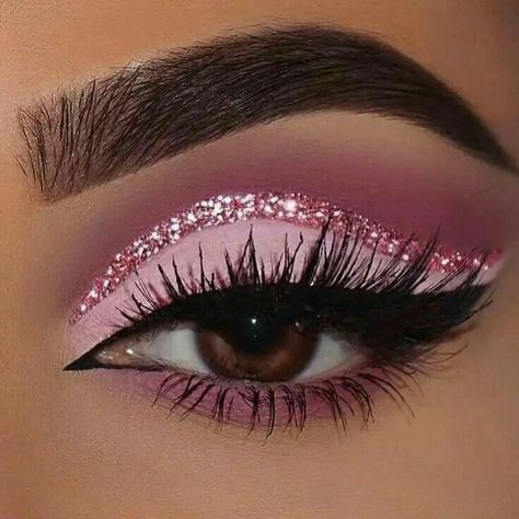 Eyeshadow Looks Crazy, Pink Holiday Makeup, Pink Halo Eye Makeup, Make Up Fucsia, Make Up New Year, Pink Prom Makeup Looks, Light Eyeshadow Looks, Prom Makeup Pink, Dark Pink Eyeshadow