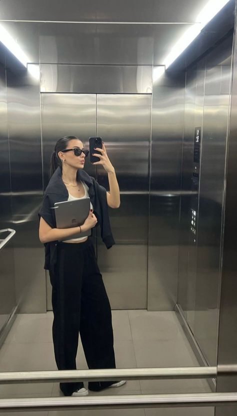 Architect Outfit Women Aesthetic, Architect Style Outfits, Architect Outfit Women, Elevator Mirror Selfie, Corporate Aesthetic, Elevator Selfie, Campus Outfit, Fancy Fits, Outfit Oversize