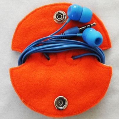 Headphones Diy Holder, Earbud Holder Diy, Soundproof Headphones, Leather Accessories Diy, Phone Craft, Earbud Holder, Best Noise Cancelling Headphones, Pouch Sewing, Diy Holder