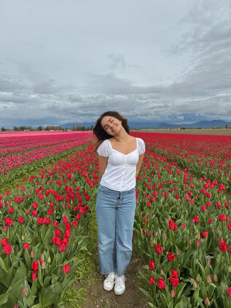 Tulip Field Photos, Tulip Field Pictures, Poses In Flower Garden, Flower Farm Photoshoot, Garden Pictures Poses, Flower Field Outfit, Tulip Picking, Europe Clothing, Tulips Field