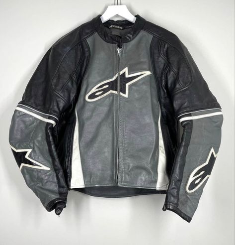 Grey and black motor jacket racing jacket. Archive cyber futuristic aesthetic. Looks Hip Hop, Cooler Style, Mode Vintage, Dream Clothes, Fashion Killa, Victoria Beckham, Tao, A Black, Aesthetic Clothes