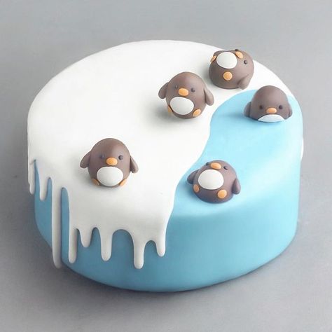 Food Art Naturally Jo, Kue Fondant, Tårta Design, Penguin Cakes, Christmas Cake Designs, Animal Cakes, Cute Baking, Creative Birthday Cakes, God Mat