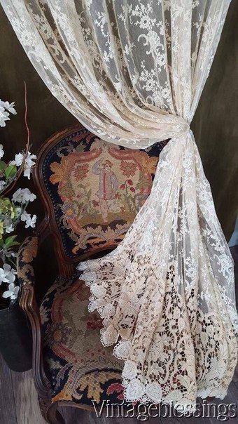 Photo Cortinas Country, French Lace Curtains, Rideaux Shabby Chic, Victorian Curtains, Vintage Lace Curtains, Lace Curtain, Shabby Chic Curtains, Linens And Lace, Lace Curtains