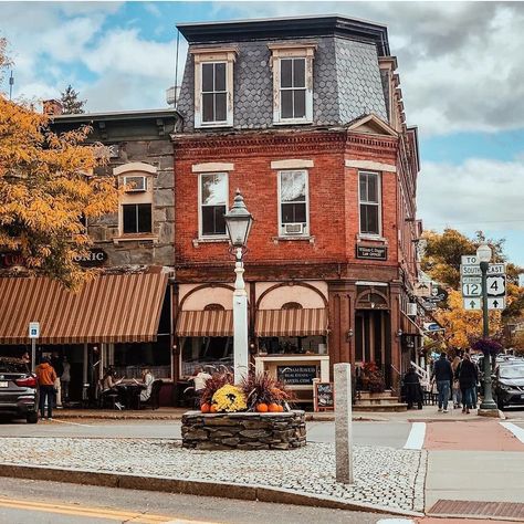 Woodstock, VT on Instagram: “🎶 Thing will be great when you're downtown 🎶 • by @ingridlp15 ____________________________________ #woodstockvt #downtown #centeroftown…” Small Town Downtown, Downtown Vibes, Woodstock Vt, Cafe Exterior, Treehouse Cabins, Be Great, City Life, Small Town, Main Street