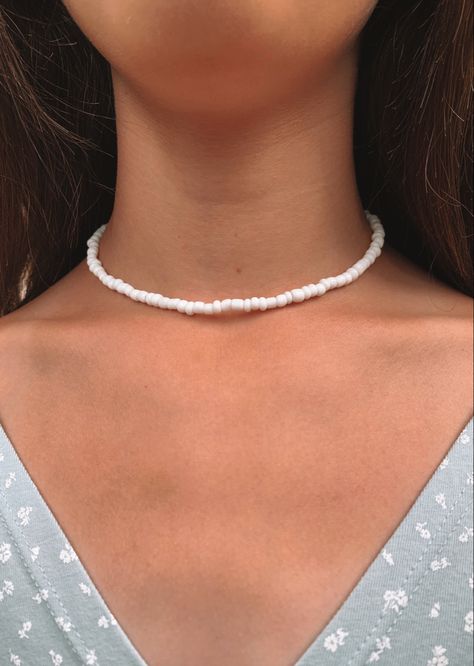 Seed bead choker with adjustable clasp. Jewelry Outer Banks, Seed Bead Necklace Diy, Summer Necklace Ideas, White Beads Necklace, Summer Choker, Simple Beaded Necklaces, Seed Bead Choker, White Choker, White Beaded Necklaces