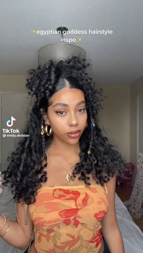 3b curly hair Egyptian girl with curly hair tiktok emily.demian Side Swoop Hairstyle Curly Hair, Side Swoop Braids, Side Swoop Curly Hair, Side Swoop Hairstyle, Amira Core, Side Swoop, Black Hair Green Eyes, Types Of Hair Color, Curly Hair Care Routine