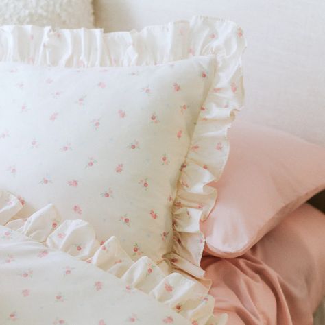 Dorm Comforters, Twin Bed Sheets, Pink Comforter, Shabby Chic Flowers, Flower Duvet, Coquette Room, Floral Comforter, Girl’s Room, Floral Bedding