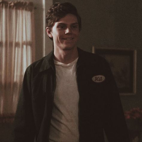 Kit Walker Icons, Kit Walker Wallpaper, Kit Walker Ahs, Evan Peters Kit Walker, Kit Walker Aesthetic, Lana Winters, Alex Delarge, Ahs Asylum, Malcolm Mcdowell