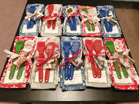 Towel Christmas Gift Ideas, Christmas Kitchen Towel Gift Ideas, Oven Mitt Gift Ideas Christmas, Kitchen Towel Gift Ideas, Spatula Gift Ideas, Kid Made Christmas Dish Towels, Christmas Spatula Gift, Neighbor Christmas Gifts Dish Towel, Coworker Xmas Gifts