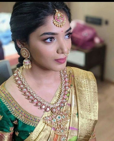 Hair Style On Saree, South Indian Bridal Jewellery, Indian Wedding Jewelry Sets, Wedding Saree Collection, Wedding Blouse Designs, Beautiful Gold Necklaces, Gold Necklace Indian Bridal Jewelry, Gold Bridal Jewellery Sets, Indian Brides