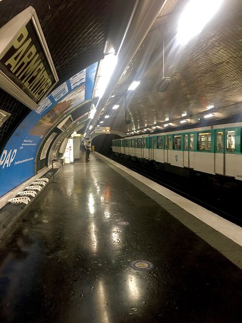 Paris Subway, Paris Life, Metro Paris, Paris Metro, Art Major, Parisian Vibes, Parisian Life, Brown Aesthetic, Night Aesthetic