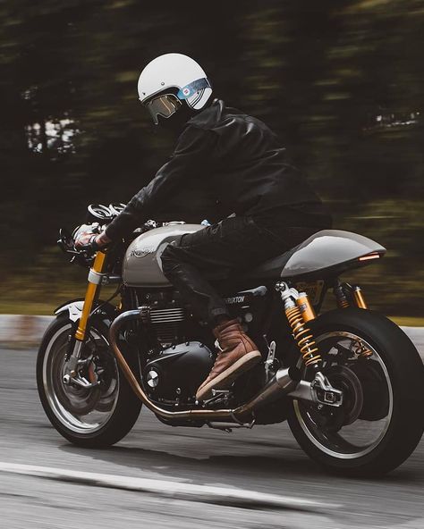 Triumph Thruxton caferacer motorcycle bike. #foxtrotmoto #caferacer #dapper Triumph Cafe Racer, Triumph Bikes, Мотоциклы Cafe Racers, Cafe Racer Girl, Triumph Thruxton, Cafe Racer Style, Cafe Racing, Bicycle Storage, Indian Motorcycles