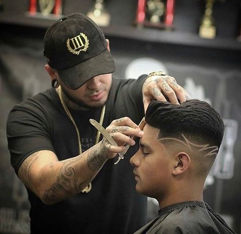 Hair Cut Pic, Barber Pictures, Barber Shop Pictures, Mens Hair Salon, Mens Barbershop, Barber Man, Barber Accessories, Barber Logo, Best Barber