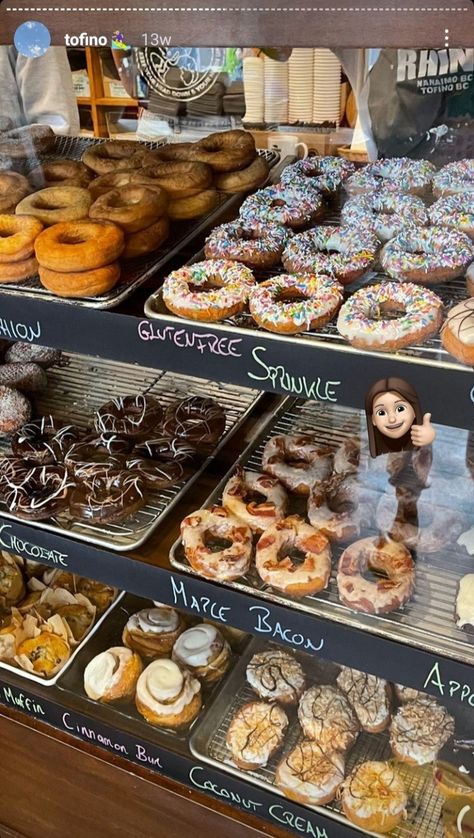 Donut Store, Bacon Muffins, Donut Display, Delicious Donuts, Dessert Display, Aesthetic Moodboard, Sweet Desserts, Food Obsession, Pretty Food