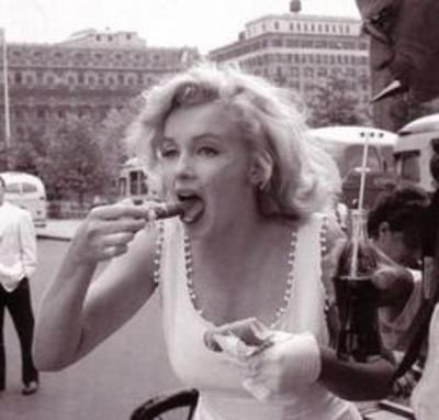 Marilyn ditches the bun and gets straight to the goods. Vera Ellen, Photos Rares, Richard Sherman, Tony Curtis, Ginger Rogers, Joe Dimaggio, Marilyn Monroe Photos, Eating Food, Actrices Hollywood