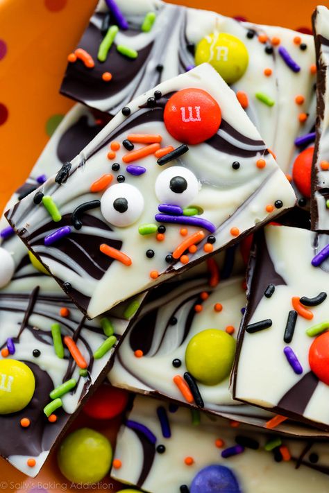 Easy Halloween Dessert Recipes, Halloween Dessert Bars, Halloween Dessert Recipes Easy, Halloween Dessert Recipes, Homemade Chocolate Bark, Pumpkin Rice Krispie Treats, Halloween Bark, Halloween Deserts, Postres Halloween