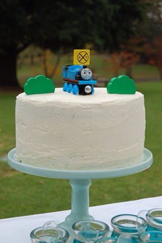 Simple Thomas the Tank Engine birthday cake. Easy Thomas the tank engine cake… Thomas The Tank Engine Party, Thomas The Tank Engine Cake, Birthday Cake Easy, Thomas Cake, Thomas Train Birthday, Apple Party, Thomas Party, Thomas The Train Birthday, Sibling Birthday Parties