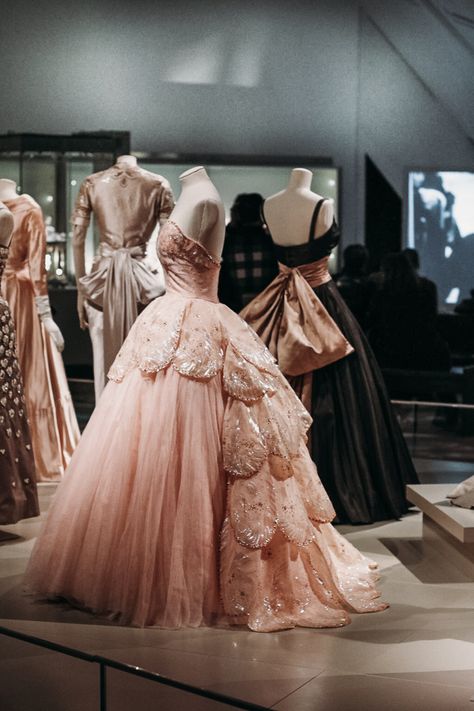 Vénus is a pink ballgoen created in 1949 for a 16-yr-old debutante. #dior #hautecouture #couture #ballgown #christiandior #vintagestyle #vintagedress Couture Dior, Dior Dress, Dior Haute Couture, Vintage Gowns, Dior Couture, Mode Inspiration, Beautiful Gowns, Pink And Black, Fashion History