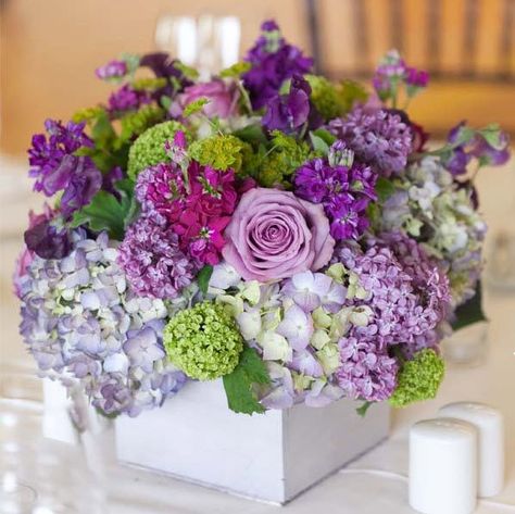 Spring Flower Arrangements Centerpieces, Green Wedding Centerpieces, Purple And Green Wedding, Flowers Lilac, Purple Centerpieces, Spring Flower Arrangements, Low Centerpieces, Wedding Colors Purple, Spring Floral Arrangements