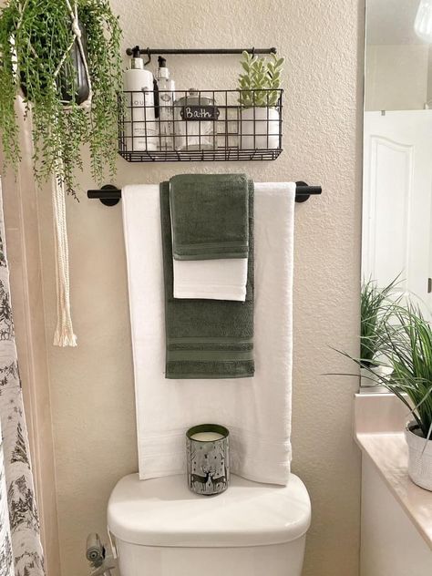 Towel Bar Above Toilet, Bathroom Towel Hanging Ideas, Towel Rack Decor, Bathroom Towels Display, Guest Bathroom Towels, Bathroom Decor Towels, Small Full Bathroom, Neutral Bathroom Decor, Cheap Bathroom Remodel