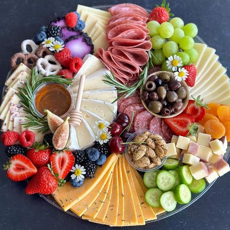 Party Charcuterie Board, Tea Party Sandwiches, Charcuterie Ideas, Boat Parade, Party Sandwiches, Snack Board, Party Trays, Charcuterie Recipes, Brunch Menu