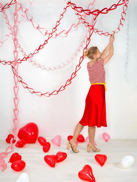 20 Valentine’s Day Craft Ideas For Kids & Families - Wonder Forest Day Ideas, Food Valentines, Crafts Valentines, Valentines Party Decor, Valentine Garland, Toppers Diy, Shopkins Party, Cards Valentines, Decoration Balloon