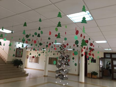 School Hall Christmas Decorating Ideas, School Christmas Decorations Hallway, Christmas Decor Ideas School, Christmas Ceiling Decorations Ideas, Diy Christmas Tree Ideas, Farewell Decorations, Winter Classroom Decorations, Christmas Ceiling Decorations, Christmas Hallway