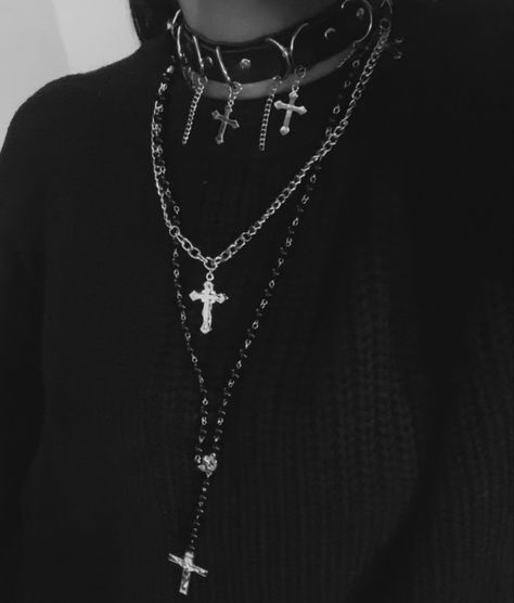 Dark Rosary Aesthetic, Goth Rosary Necklace, Christian Goth Outfits, Goth Cross Necklace, Cross Jewelry Aesthetic, Rosary Outfit, Cross Necklace Aesthetic, Christian Goth, Goth Rosary