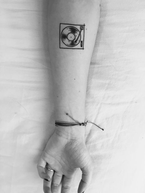 Music Tribute Tattoo, Matching Tattoos For Music Lovers, Vinyl Records Tattoo, Vinyl Record Tattoo Minimalist, Small Vinyl Record Tattoo, Vintage Music Tattoo, Minimalist Tattoos Aesthetic, Matching Tattoos Music, Small Picture Tattoos