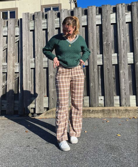 Plaid pants, preppy sweater for fall! Plaid Beige Pants Outfit, Plaid Pants Outfit Winter, Brown Plaid Pants Outfit, Yellow Plaid Pants, Brown Plaid Pants, Beige Pants Outfit, Pants Preppy, Plaid Pants Outfit, Winter Pants Outfit