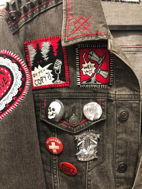 Patches Clothes Ideas, Custom Jackets Ideas, Trash Jacket, Jacket Back Patch, Sewing Patches On Jackets, Jacket Pins Aesthetic, Denim Jacket Details, Pins On Jacket, Battle Jacket Ideas Metal