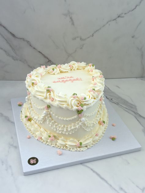 engagement cake with pink rosettes White Vintage Heart Cake, Cake With Rosettes, Love Heart Cake, Floral Birthday Cake, Birthday Cake Roses, Bd Cake, Vintage Heart Cake, Floral Cakes, Bento Cakes