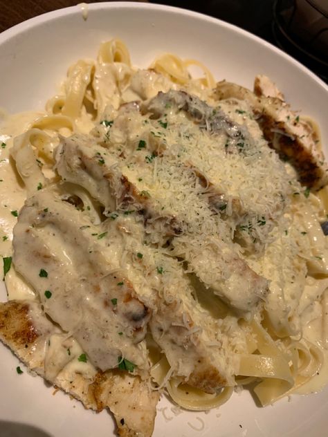 Sleepover Food Dinner, White People Food, Pasta Aesthetic, Chicken Alfredo Pasta, Soul Food Dinner, Food Babe, Food Therapy, Alfredo Pasta, Healthy Lifestyle Food