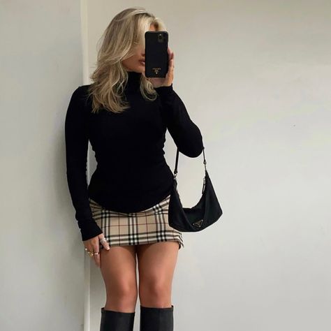 Black Turtleneck Outfit Aesthetic, Aesthetic Skirt Outfits, Sophie Murray, Ny Fits, Styling Turtlenecks, Black Turtleneck Outfit, 6th Form Outfits, Aesthetic Skirt, Nepo Baby