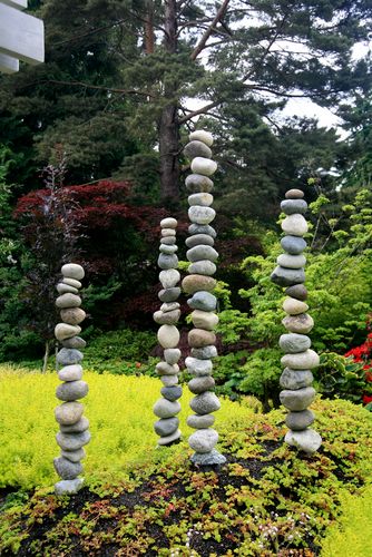 . Garden Totems, Rock Sculpture, Stone Crafts, Rock Crafts, Garden Crafts, The Grass, Joshua Tree, Rock Garden, Dremel