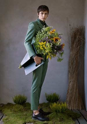 Dutch Landscape, Minimalistic Fashion, Flowers For Men, Flower Photoshoot, Portrait Photography Men, Flower Installation, Fashion Design Collection, Interesting Images, Mens Fashion Photography