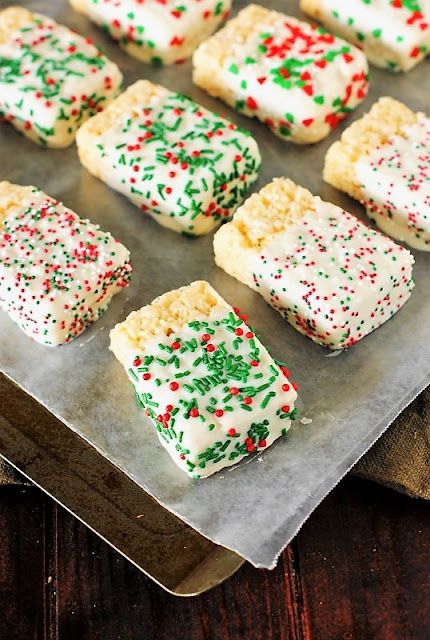 Rice Crispy Treats Christmas, Chocolate Dipped Rice Krispie Treats, Krispie Treats Christmas, Rice Krispie Treats Christmas, Chocolate Rice Krispie Treats, Xmas Desserts, Easy Christmas Treats, Christmas Baking Recipes, Christmas Sprinkles