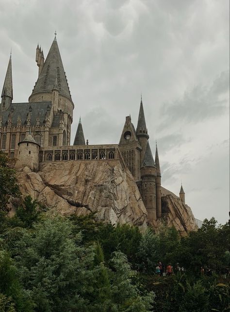 Dark Academia Harry Potter, Hogwarts Castle, Hogwarts School, Dark Academia, Hogwarts, Harry Potter, Castle, Exterior, Energy