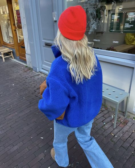 Royal Blue Beanie Outfit, Red Fleece Jacket Outfit, Bright Blue Jacket Outfit, Red Sherpa Jacket Outfit, Bright Beanie Outfit, Colorful Beanie Outfit, Blue Sherpa Jacket Outfit, Red Beanie Aesthetic, Fleece Jacket Street Style