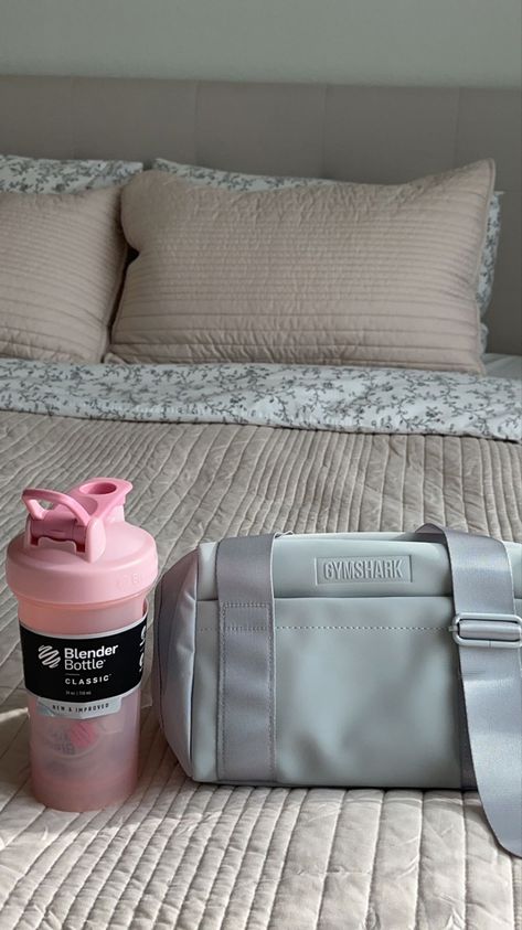 Pink Gym Bag Aesthetic, Gym Shark Bag, Gym Essentials Woman, Gym Bag Aesthetic, Everyday Bag Essentials, Gym Bag Essentials, Gym Bottle, Inside My Bag, Gym Aesthetic