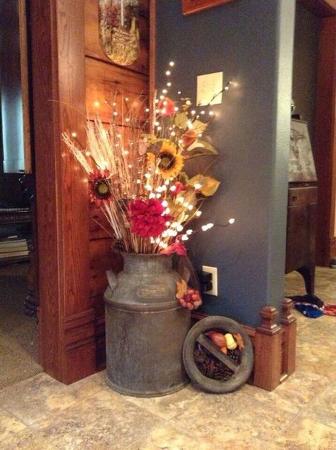 Primitive Decor | Primitive Decor | House Stuff-15 unique ideas to display flowers to create centerpieces⚜Buffy VS⚜ Deco Champetre, Interior Vintage, Geek Decor, Lodge Decor, Milk Cans, Deco Floral, Décor Diy, Boho Home, Country Primitive