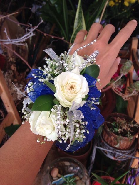 Gold Corsage, Prom Flowers Corsage, Blue Corsage, Corsage Ideas, White Corsage, Homecoming Flowers, Wrist Corsage Prom, Prom Corsage And Boutonniere, Homecoming Corsage