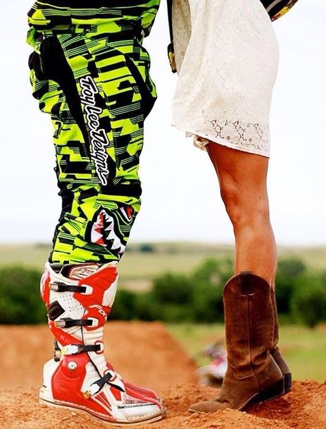 Country hick love... Mainly bc my man is a motor cross boy!! Motocross Wedding, Dirt Bike Couple, Motocross Couple, Dirt Bike Wedding, Bike Freestyle, Bike Wedding, Foto Cowgirl, Bike Couple, Motorcycle Couple