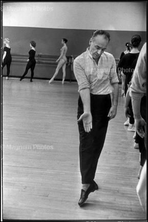 Learn Composition from the Photography of Henri Cartier Bresson Henri Cartier Bresson Figure Ground 005 George Balanchine, Henri Cartier Bresson, Dance Movement, Shall We Dance, Classical Ballet, Ballet Class, French Photographers, Magnum Photos, Modern Dance