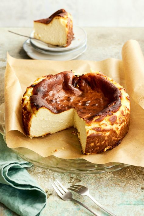 Unglaublich cremig: Mit diesem Rezept wird der San Sebastian Cheesecake perfekt! Aus 7 einfachen Zutaten zauberst du jetzt den besten Baskischen Käsekuchen! #sansebastiancheesecake #cheesecake #baskischerkäsekuchen #käsekuchen #kuchenrezept #backen #kuchen Cheesecake Basque, San Sebastian Cheesecake, Homemade Cake Recipes, Inspo Pics, Sweets Cake, San Sebastian, Sweets Desserts, Homemade Cakes, Interesting Food Recipes